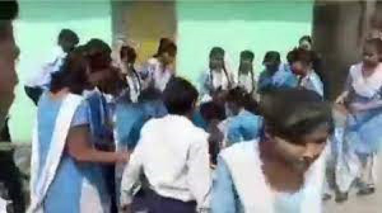 बॉयफ्रेंड के लिए आपस में भिड़ी छात्राए, एक-दूसरे के बाल खींचकर जमकर लात-घूंसे मारे।