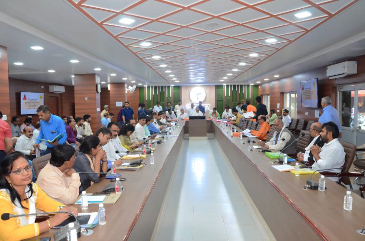 जनपद के विकास कार्यों की मासिक समीक्षा बैठक संपन्न हुई।