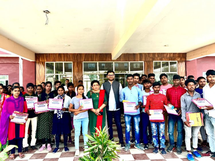 लैपटॉप, टैबलेट व स्मार्टफोन पाकर छात्र-छात्राओं के चेहरे खिले