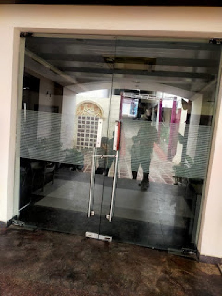 अवैध रूप से कॉकटेल पार्टी कराने के आरोप में होटल सील