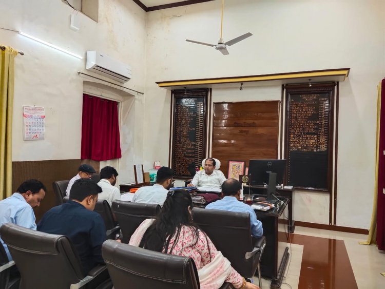 कैम्प कार्यालय में समस्त उप जिलाधिकारी/सहायक निर्वाचक रजिस्ट्रीकरण अधिकारियों के साथ बैठक