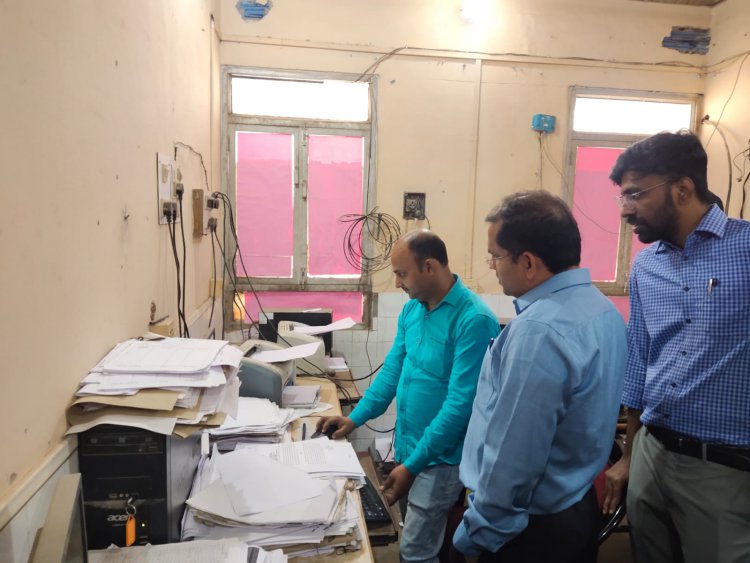 जिलाधिकारी अनुज कुमार झा द्वारा तहसील सदर के विभिन्न पटलों का आकस्मिक निरीक्षण
