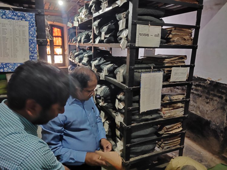 जिलाधिकारी अनुज कुमार झा द्वारा तहसील सदर के विभिन्न पटलों का आकस्मिक निरीक्षण