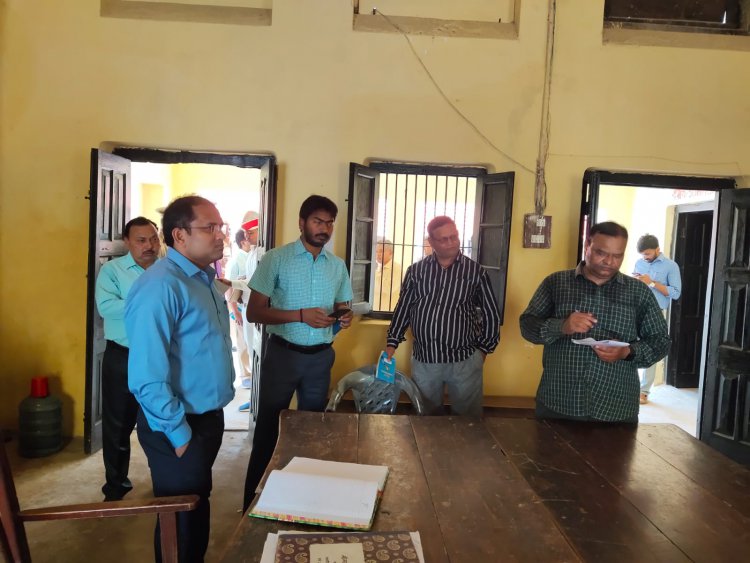 जिलाधिकारी अनुज कुमार झा द्वारा तहसील सदर के विभिन्न पटलों का आकस्मिक निरीक्षण