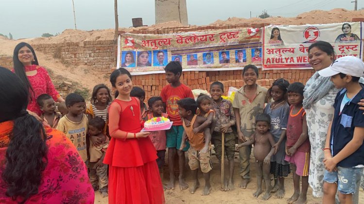 बस्ती मे गरीब असहाय बच्चों के बीच केक काटकर मनाया जन्मदिन
