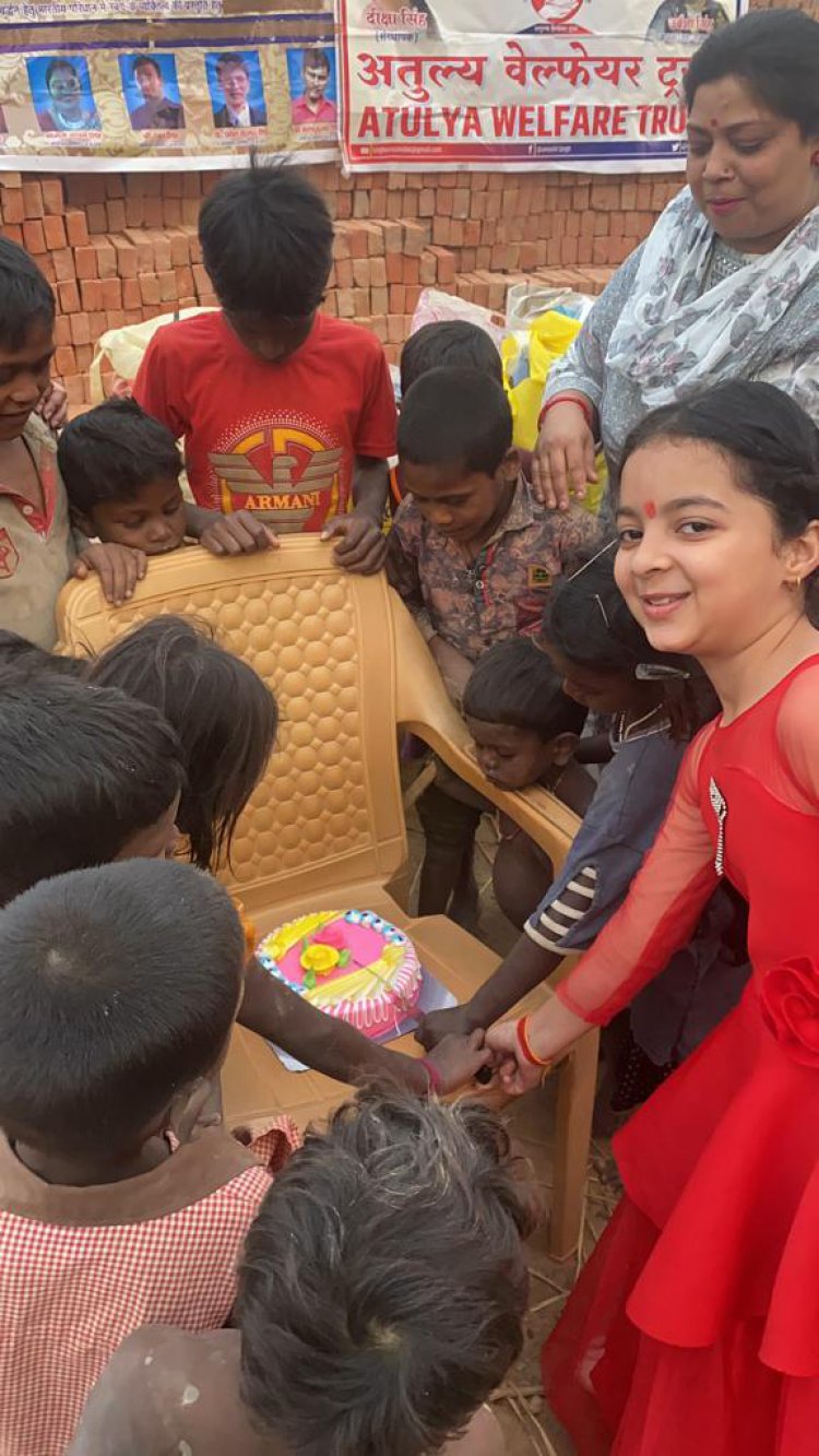 बस्ती मे गरीब असहाय बच्चों के बीच केक काटकर मनाया जन्मदिन