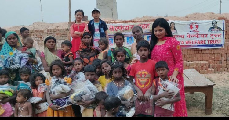 बस्ती मे गरीब असहाय बच्चों के बीच केक काटकर मनाया जन्मदिन