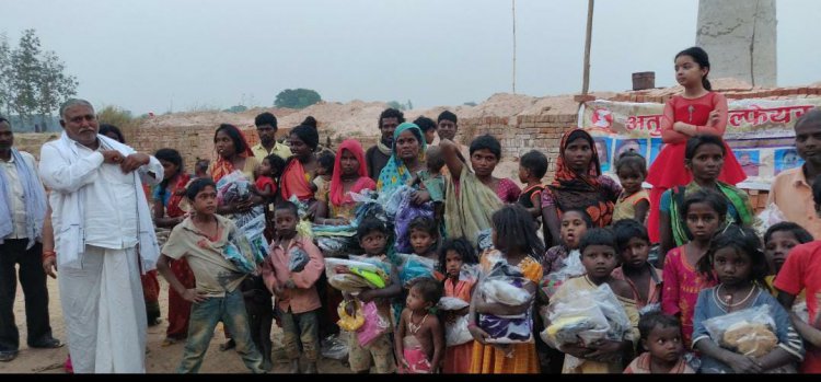 बस्ती मे गरीब असहाय बच्चों के बीच केक काटकर मनाया जन्मदिन