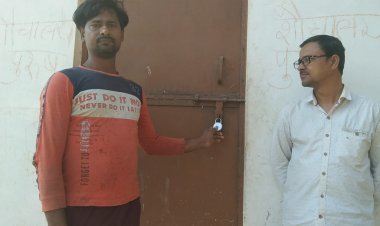 सामुदायिक शौचालय पर लगा तीन माह से ताला ग्रामीणों ने लगाया आरोप