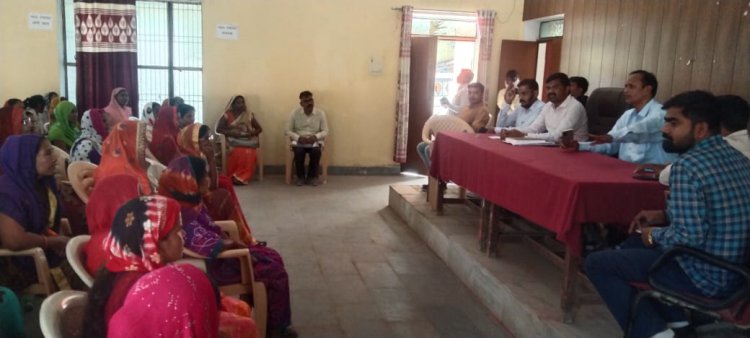 सार्वजनिक शौचालयों के देखरेख करने वाले कर्मचारियों के साथ खण्ड विकास अधिकारी ने की बैठक