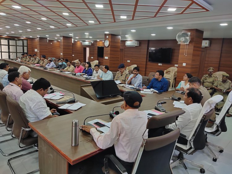 नगर निकाय निर्वाचन की तैयारियों को लेकर कलेक्ट्रेट सभागार में बैठक