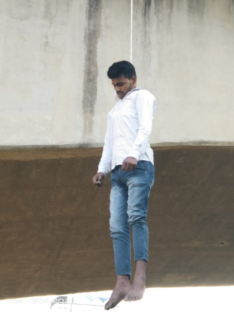 गोमती पुल पर रस्सी से लटकता मिला युवक का शव क्षेत्र में मचा हड़कंप