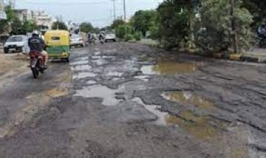 बारिश के कारण सडको कि दशा हुई दुर्दशा