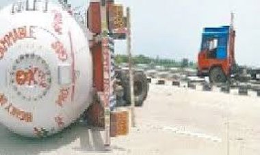 पेट्रोल भरा टैंकर पलटा,