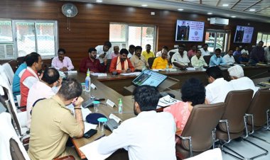 केशव प्रसाद मौर्य द्वारा कलेक्ट्रेट सभागार में जनपद के प्रशासनिक अधिकारियों के साथ  समीक्षा बैठक