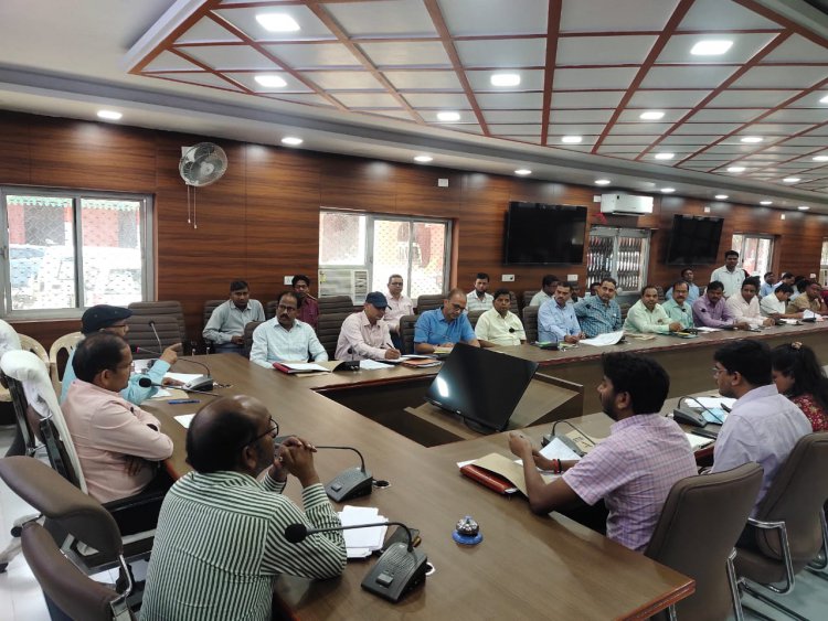 कलेक्ट्रेट सभागार में मतदान स्थलों के ए.एम.एफ के सम्बंध में जोनल एवं सेक्टर मजिस्ट्रेट के साथ बैठक सम्प्पन