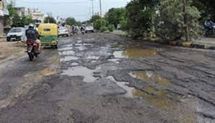 बारिश के कारण सडको कि दशा हुई दुर्दशा