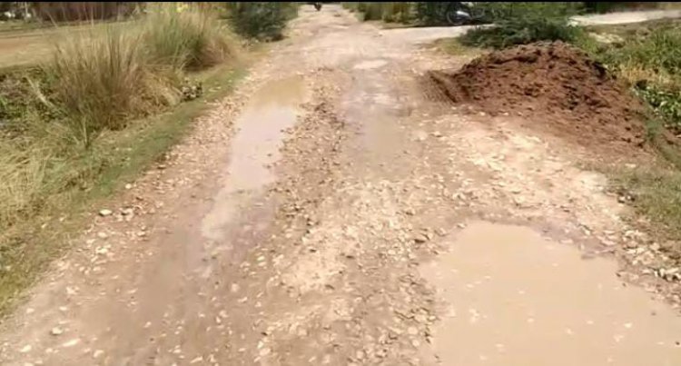 बारिश के कारण सडको कि दशा हुई दुर्दशा,  आवागमन बाधित