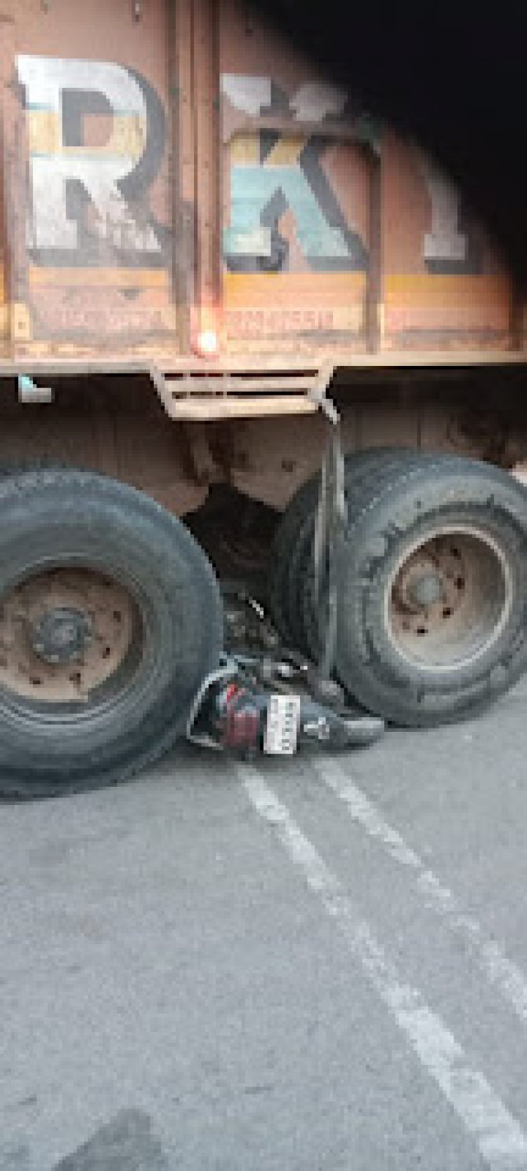 तेज रफ्तार बाइक ट्रक से टकराई, दो की मौत