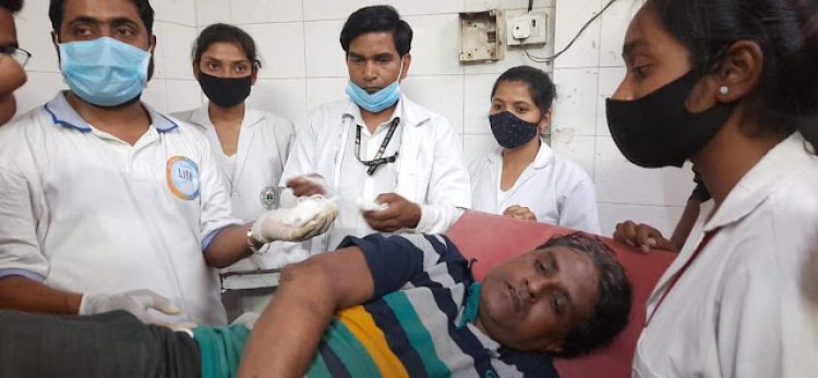 भाई के खून का बदला लेने के लिए युवक ने दीवानी न्यायालय में दो हत्यारोपी पर दागी गोलियां