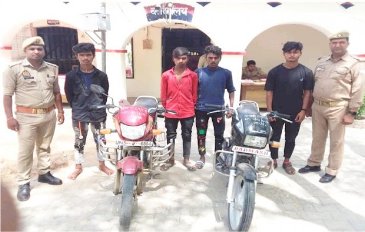 चार युवक चोरी के दो वाहन के साथ गिरफ्तार
