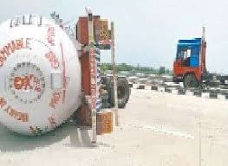 पेट्रोल भरा टैंकर पलटा,