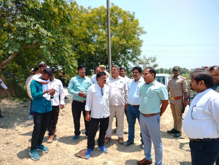 अनुज कुमार झा के द्वारा विकासखंड करंजाकला की ग्राम पंचायत देवकली में बन रहे अमृत सरोवर कार्य का निरीक्षण