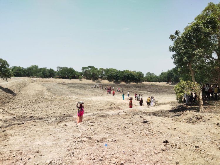 अनुज कुमार झा के द्वारा विकासखंड करंजाकला की ग्राम पंचायत देवकली में बन रहे अमृत सरोवर कार्य का निरीक्षण