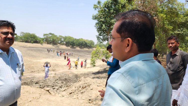 अनुज कुमार झा के द्वारा विकासखंड करंजाकला की ग्राम पंचायत देवकली में बन रहे अमृत सरोवर कार्य का निरीक्षण
