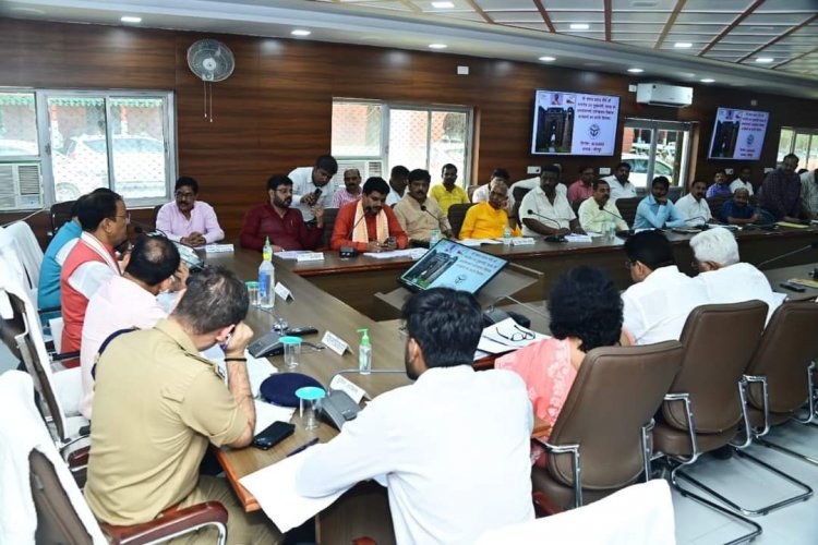 केशव प्रसाद मौर्य द्वारा कलेक्ट्रेट सभागार में जनपद के प्रशासनिक अधिकारियों के साथ  समीक्षा बैठक