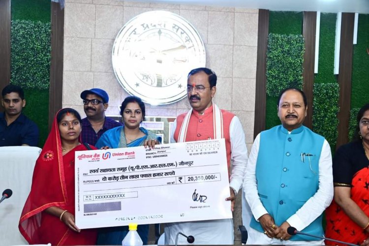 केशव प्रसाद मौर्य द्वारा कलेक्ट्रेट सभागार में जनपद के प्रशासनिक अधिकारियों के साथ  समीक्षा बैठक