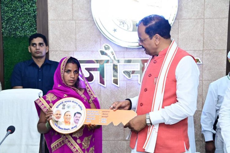 केशव प्रसाद मौर्य द्वारा कलेक्ट्रेट सभागार में जनपद के प्रशासनिक अधिकारियों के साथ  समीक्षा बैठक