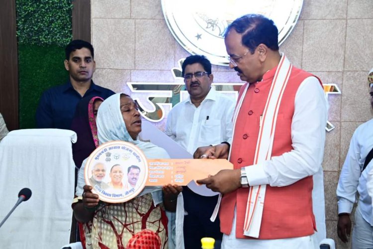 केशव प्रसाद मौर्य द्वारा कलेक्ट्रेट सभागार में जनपद के प्रशासनिक अधिकारियों के साथ  समीक्षा बैठक