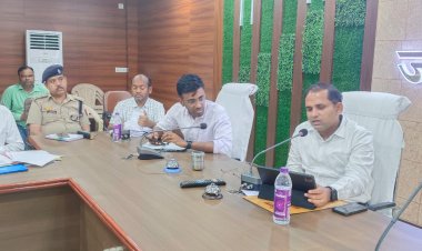 नवम् अंतरराष्ट्रीय योग दिवस के सफल आयोजन हेतु जिलाधिकारी अनुज कुमार झा की अध्यक्षता में कलेक्ट्रेट सभागार में बैठक संपन्न