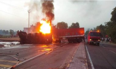 ट्रक और टैंकर के बीच जबरदस्त टक्कर से लगी आग में दो लोग जिन्दा जलकर मरे,घटनास्थल पर मचा कोहराम