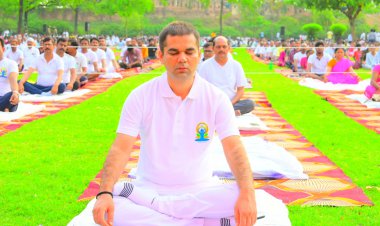 योगाभ्यास कार्यक्रम में पुलिस अधिकारी/कर्मचारीगण द्वारा किया गया योगाभ्यास