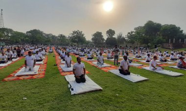 शाही किले में मनाया गया अंतरराष्ट्रीय योग दिवस हजारों लोगों ने किया योग