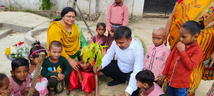 जिला बेसिक शिक्षा अधिकारी ने पौधे लगाकर दिया पर्यावरण सुरक्षा का संदेश