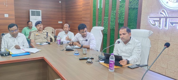 नवम् अंतरराष्ट्रीय योग दिवस के सफल आयोजन हेतु जिलाधिकारी अनुज कुमार झा की अध्यक्षता में कलेक्ट्रेट सभागार में बैठक संपन्न