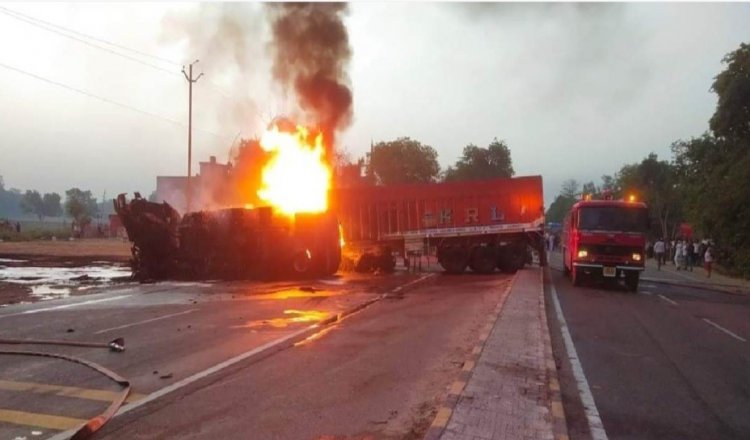 ट्रक और टैंकर के बीच जबरदस्त टक्कर से लगी आग में दो लोग जिन्दा जलकर मरे,घटनास्थल पर मचा कोहराम