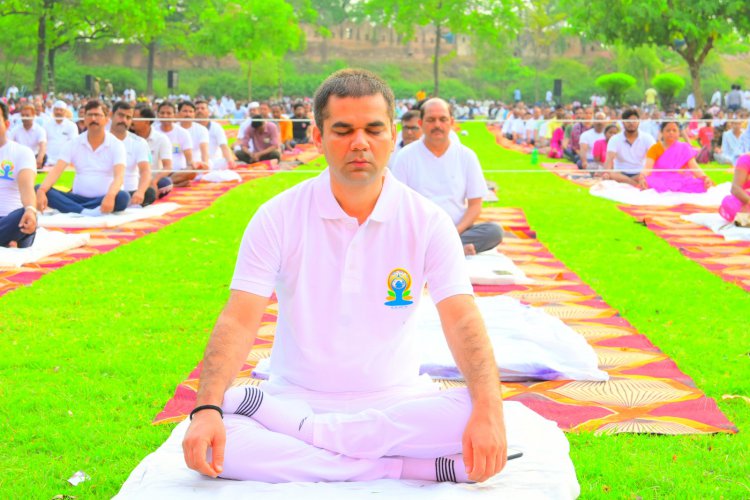 योगाभ्यास कार्यक्रम में पुलिस अधिकारी/कर्मचारीगण द्वारा किया गया योगाभ्यास