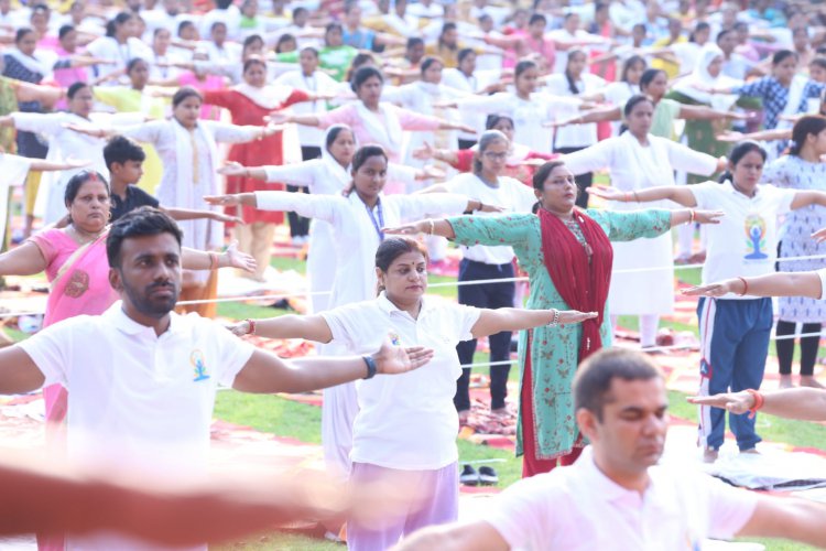 शाही किले में मनाया गया अंतरराष्ट्रीय योग दिवस हजारों लोगों ने किया योग