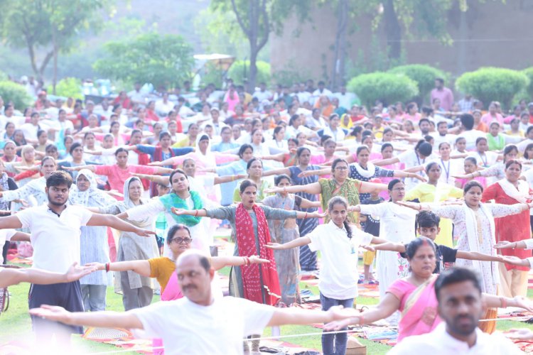 शाही किले में मनाया गया अंतरराष्ट्रीय योग दिवस हजारों लोगों ने किया योग