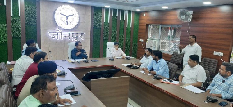 जिलाधिकारी अनुज कुमार झा की अध्यक्षता में कलेक्ट्रेट सभागार में बैठक उद्यम निवेशकों के साथ संपन्न