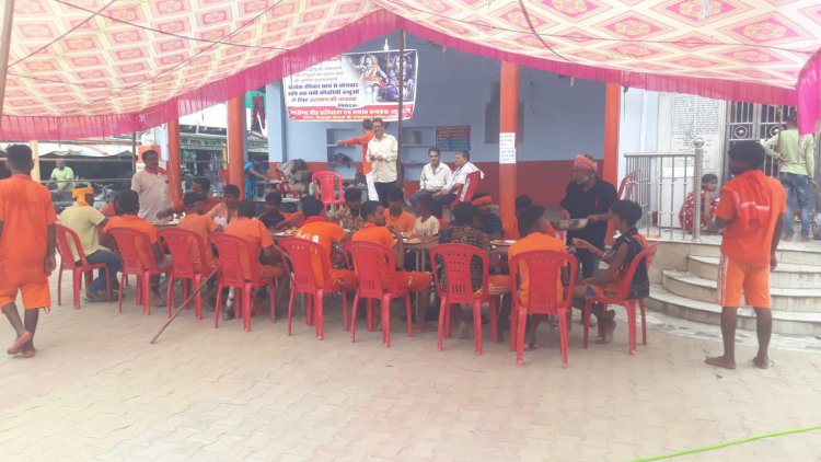 चंदवक चंद्रकेश्वर महादेव पर लगा कांवरियों के लिए भोजन एवं दवा का वितरण की व्यवस्था..