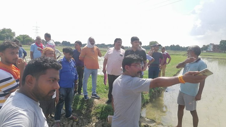 मंदुपुर गांव में विकास कार्यों की जांच करने पहुंची जांच टीम...