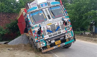 सड़क पर हुए गड्ढे में धंसी ट्रक