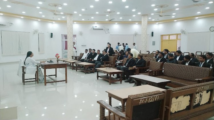 जिला जज ने न्यायिक अधिकारियों के साथ की समीक्षा बैठक