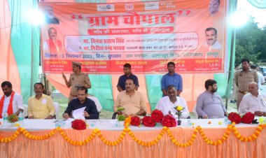 विकासखंड करंजाकला के डाल्हनपुर में जन चौपाल का आयोजन।