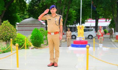 साप्ताहिक परेड की सलामी लेकर किया गया निरीक्षण, एसपी जौनपुर